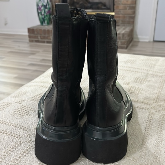 Steve Madden Buxton Chelsea Boot
Leather & textile upper slip stretch gores Sz 9 - Picture 8 of 14